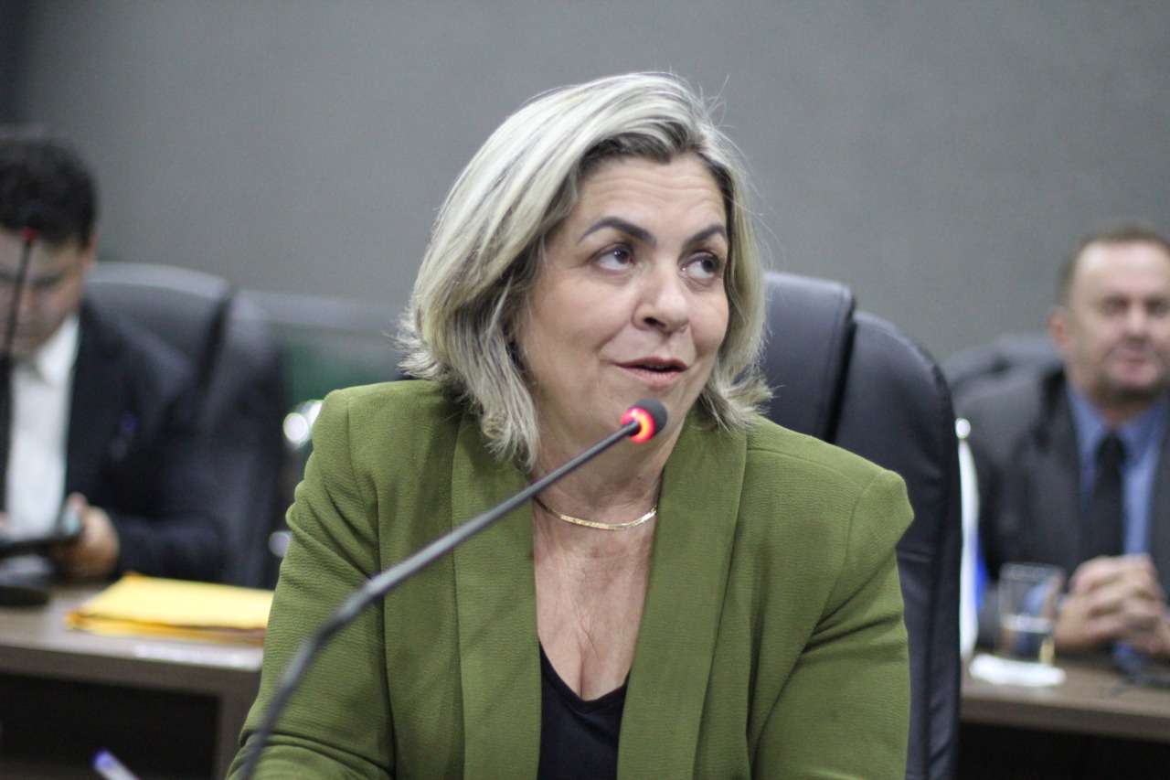 Vereadora Fátima Coelho, participando de sessão em 2019